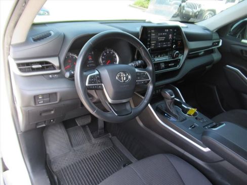Used 2022 Toyota Highlander LE image 15