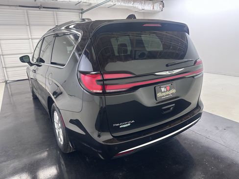 Used 2022 Chrysler Pacifica Touring-L image 12