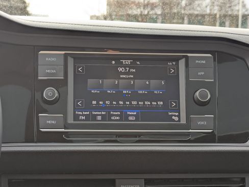 Used 2023 Volkswagen Jetta SE w/ Panoramic Sunroof Package image 21