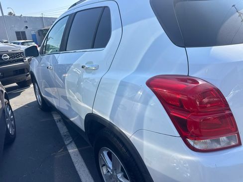 Used 2019 Chevrolet Trax LT w/ LT Convenience Package FWD image 3