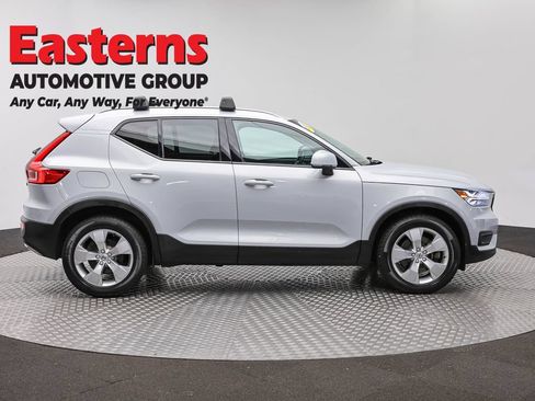 Used 2021 Volvo XC40 T4 Momentum FWD image 4