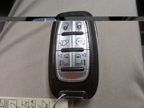 Used 2023 Chrysler Pacifica Touring-L FWD image 38