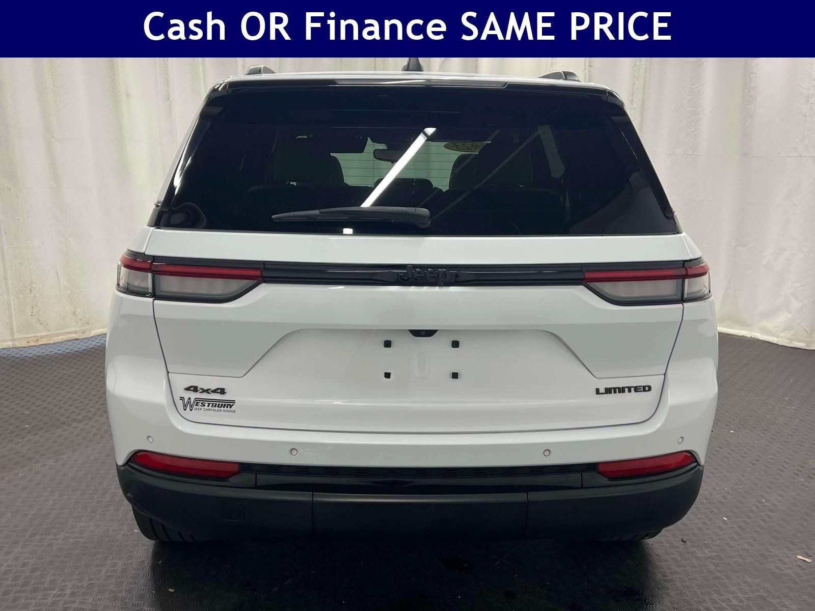 Used 2023 Jeep Grand Cherokee Limited w/ Black Appearance Package AWD/4WD image 7