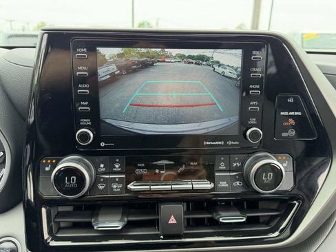 Used 2021 Toyota Highlander XLE AWD/4WD image 26