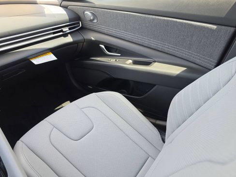 New 2026 Hyundai Elantra Limited FWD image 18