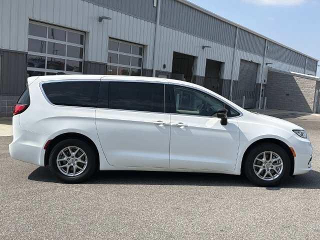 Used 2024 Chrysler Pacifica Touring-L FWD image 14
