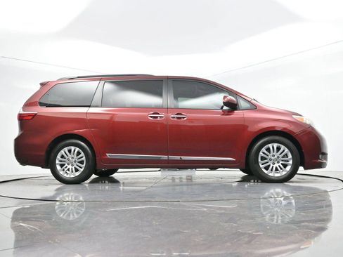 Used 2017 Toyota Sienna XLE w/ XLE Navigation Package FWD image 59