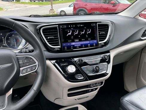 Used 2022 Chrysler Pacifica Touring-L FWD image 7