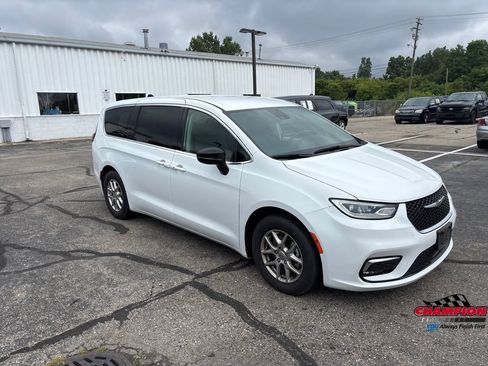 Used 2024 Chrysler Pacifica Touring-L FWD image 3