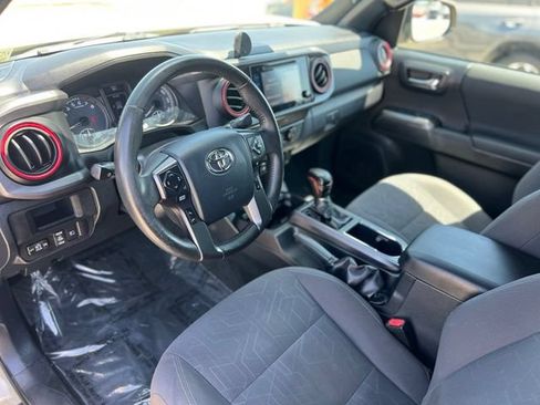 Used 2019 Toyota Tacoma TRD Off-Road w/ Technology Package AWD/4WD image 19