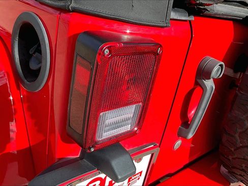 Used 2018 Jeep Wrangler Unlimited Sahara image 27