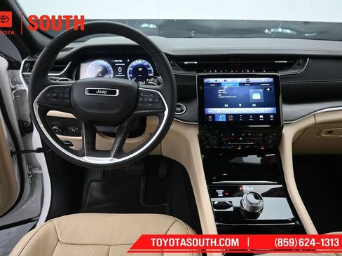 Used 2023 Jeep Grand Cherokee Limited w/ Luxury Tech Group II AWD/4WD image 11