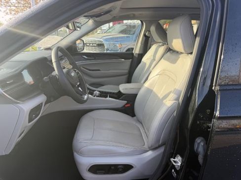 Used 2022 Jeep Grand Cherokee Overland image 11