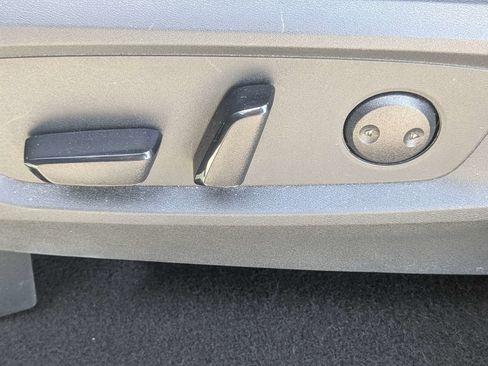Used 2025 Nissan Pathfinder SV FWD image 23
