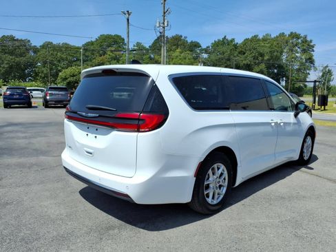 Used 2024 Chrysler Pacifica Touring-L FWD image 4