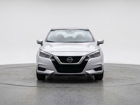 Used 2025 Nissan Versa SV image 2