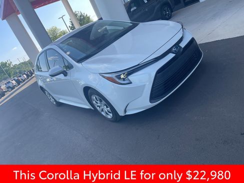Used 2025 Toyota Corolla LE FWD image 3