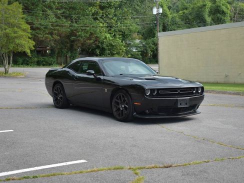 Used 2016 Dodge Challenger R/T Scat Pack w/ Leather Interior Group RWD image 11