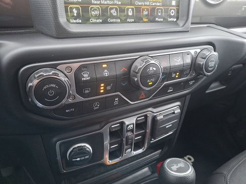 Used 2023 Jeep Wrangler Unlimited Sahara w/ Cold Weather Group AWD/4WD image 29