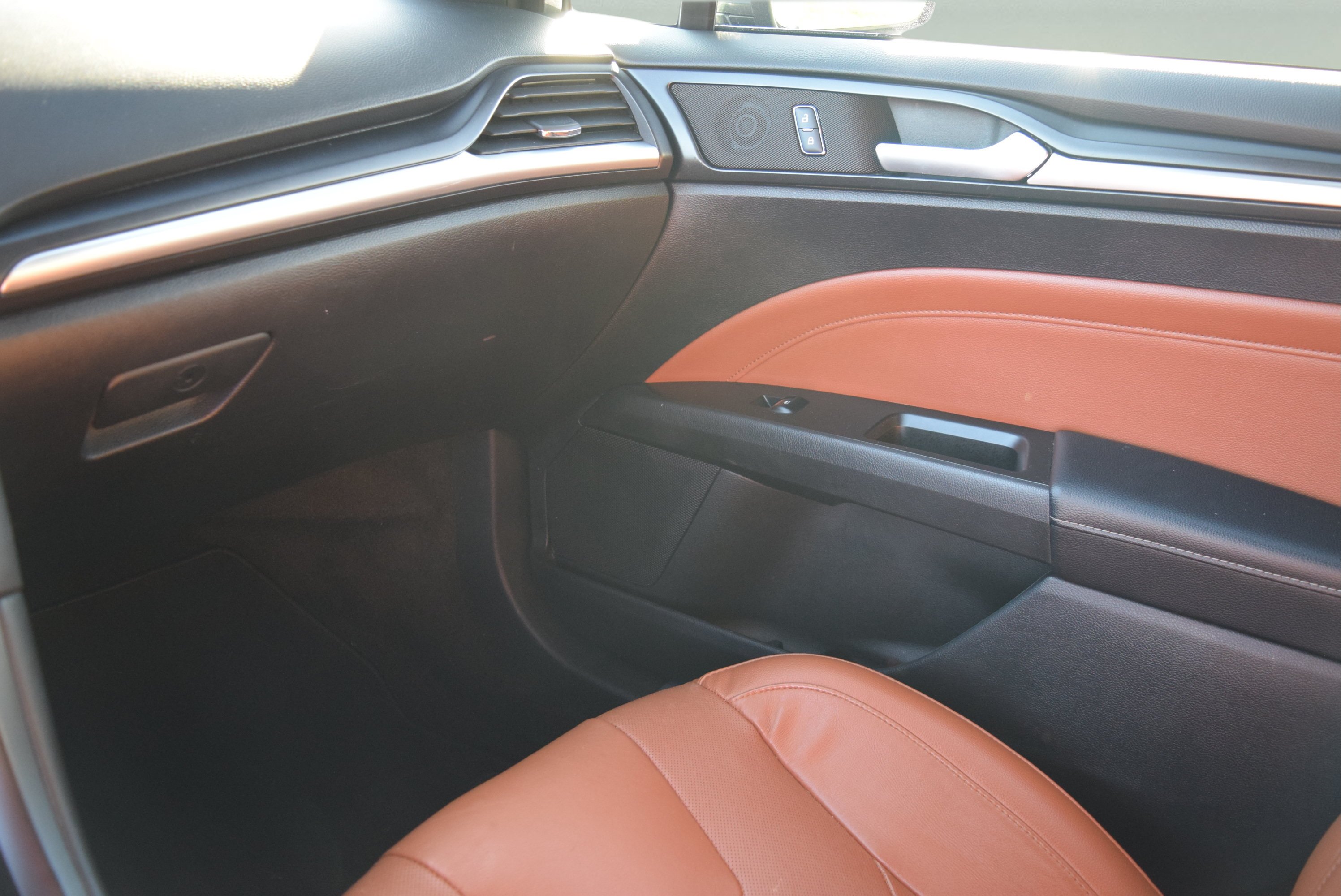 Used 2019 Ford Fusion Energi Titanium FWD image 16