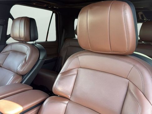 Used 2025 Lincoln Navigator Reserve image 10