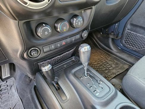 Used 2016 Jeep Wrangler Unlimited Sahara w/ Connectivity Group AWD/4WD image 11