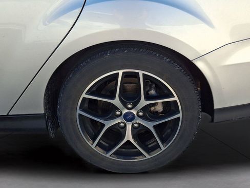 Used 2018 Ford Focus SE w/ SE Appearance Package FWD image 11