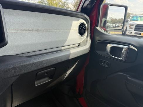 Used 2025 Jeep Wrangler Willys image 24