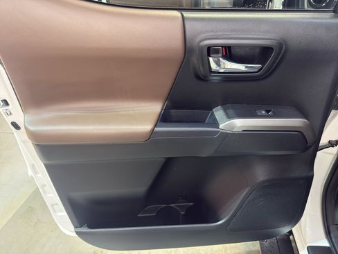 Used 2018 Toyota Tacoma Limited AWD/4WD image 26