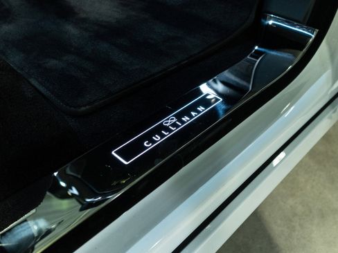 Used 2025 Rolls-Royce Cullinan Black Badge image 32