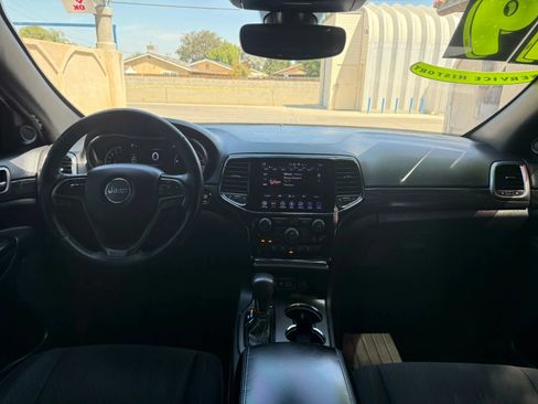 Used 2019 Jeep Grand Cherokee Laredo AWD/4WD image 12