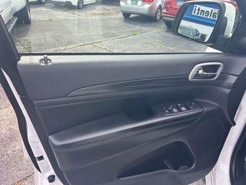 Used 2019 Jeep Grand Cherokee Altitude image 12