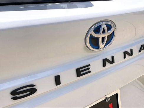 Used 2024 Toyota Sienna XLE FWD image 31