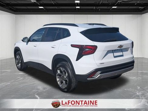 Used 2025 Chevrolet Trax LT FWD image 3