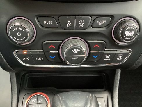Used 2019 Jeep Cherokee Trailhawk AWD/4WD image 22