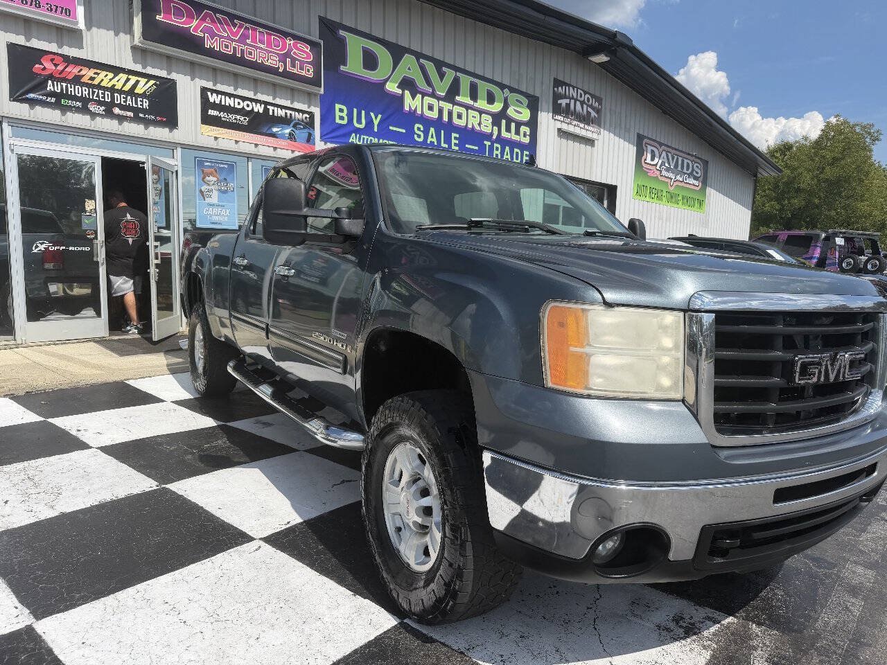 Used 2008 GMC Sierra 2500 SLT w/ Z71 Off-Road Package AWD/4WD image 4