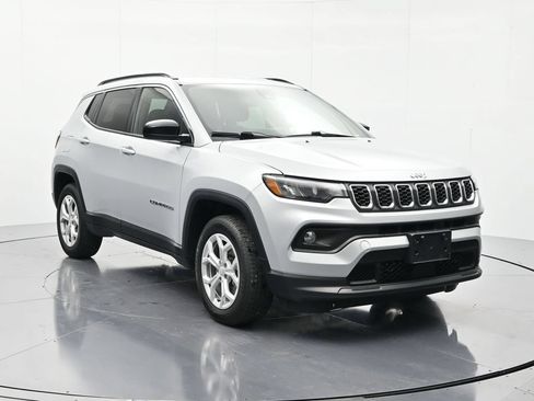 Used 2024 Jeep Compass Latitude AWD/4WD image 3