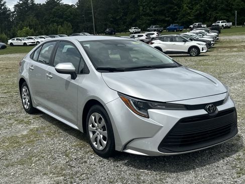 Used 2023 Toyota Corolla LE FWD image 3