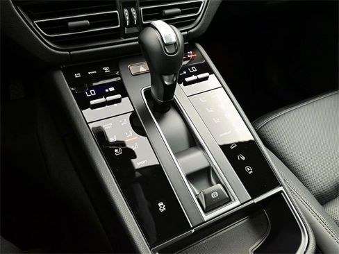 Certified 2025 Porsche Macan image 13
