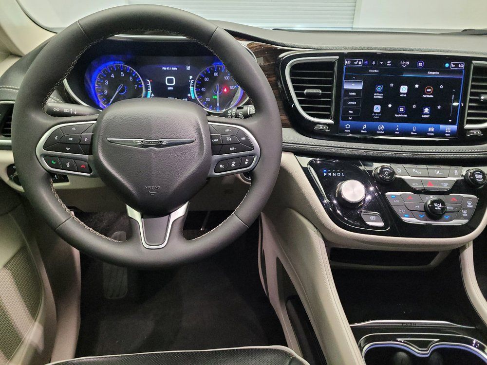 Used 2023 Chrysler Pacifica Limited FWD image 22