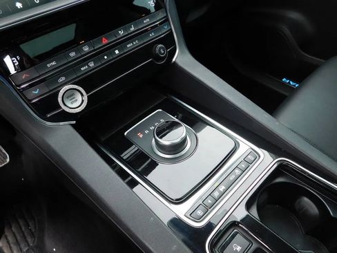 Used 2019 Jaguar F-PACE Premium image 19