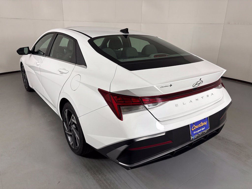 Used 2024 Hyundai Elantra SEL w/ Convenience Package FWD image 6