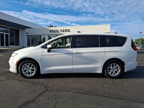 Used 2023 Chrysler Pacifica Touring-L FWD image 8