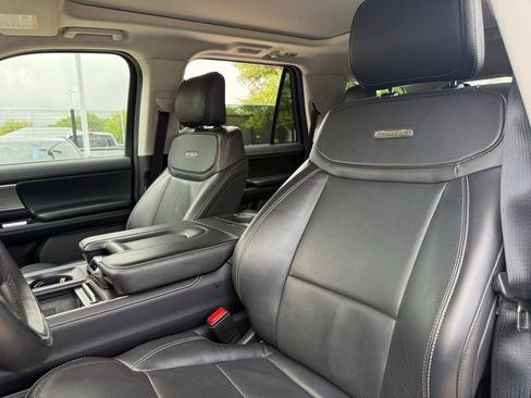 Used 2025 Ford Expedition Platinum image 11