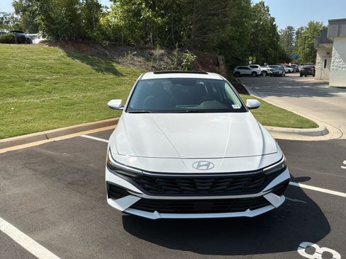 Used 2025 Hyundai Elantra SEL FWD image 3