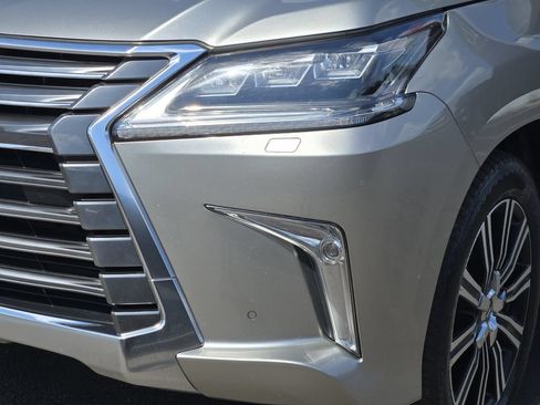 Used 2020 Lexus LX 570 4WD w/ Luxury Package image 10