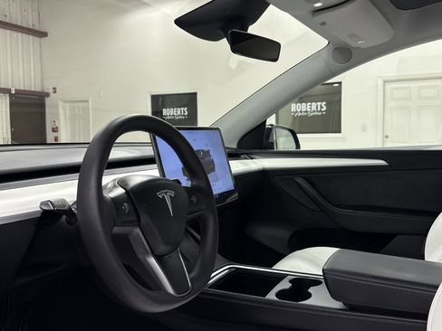 Used 2024 Tesla Model Y 2WD image 6