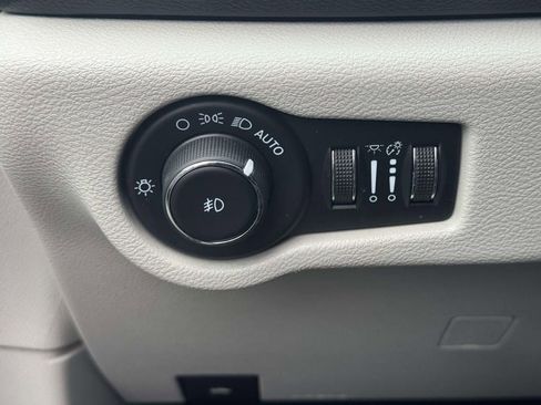 Used 2020 Chrysler Pacifica Touring-L image 19