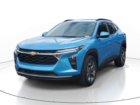 Used 2025 Chevrolet Trax LT FWD image 3