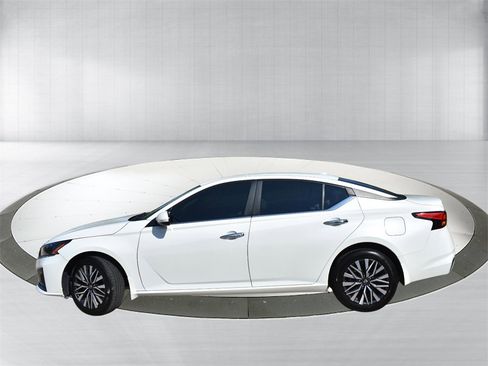 Used 2023 Nissan Altima 2.5 SV image 3